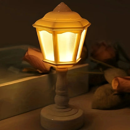 petite lampe de table lampadaire allumée